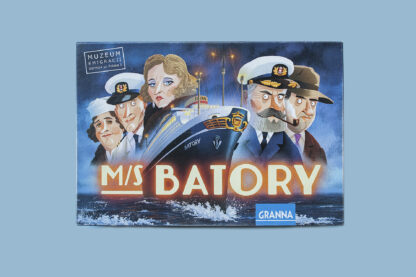 Okładka. Na środku napis: MS Batory. Za napisem statek pasażerski płynący przez morze. Zza statku wyłania się pięć postaci zajmujących większą część grafiki. Są to niektóre postaci gry.