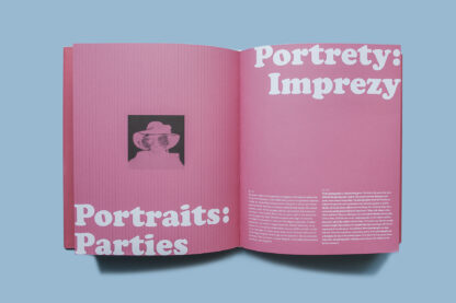 Otwarta książka. Różowe strony z białymi opisami i napisem: Portrety: imprezy. Na jednej ze stron czarno-różowa grafika kobiety w kapeluszu.