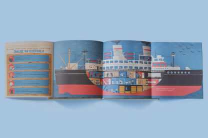 Otwarta książka. Cztery rozkładane strony układające się w ilustrację przedstawiającą przekrój statku. Po lewej stronie zadania dla dzieci.