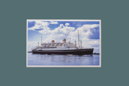 Na pocztówce kolorowe zdjęcie statku MS „Batory”. Niebieskie niebo odbijające się w morzu. Na niebie białe, puszyste chmury.