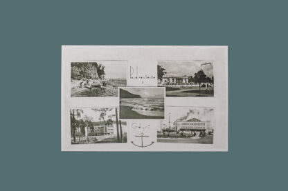 Pocztówka zawiera pięć mniejszych, czarno-białych zdjęć z różnych miejsc w Gdyni. Na zdjęciach między innymi plaża, klif oraz budynek Dworca Morskiego. Pomiędzy zdjęciami czarny napis: Pozdrowienie z Gdyni. Pod napisem czarna kotwica.