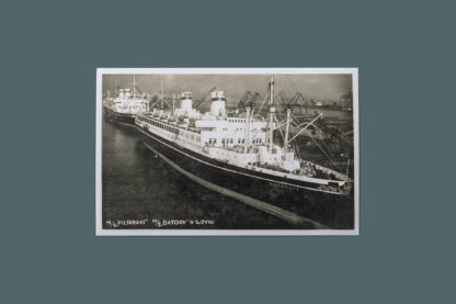 Pocztówka. Czarno-białe zdjęcie. Przy nabrzeżu stoją dwa statki. Na pierwszym planie MS „Piłsudski”, nieco dalej MS „Batory”. Po lewej stronie morze, po prawej stronie port w Gdyni.