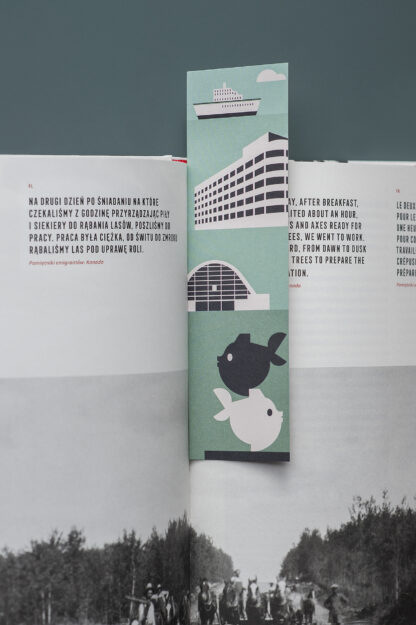 Zielona zakładka włożona w otwartą książkę. Na zakładce cztery proste grafiki: statek na morzu, pomnik gdyńskich rybek – dwie ryby stojące jedna na drugiej, Hala Targowa i budynek Polskich Linii Oceanicznych.