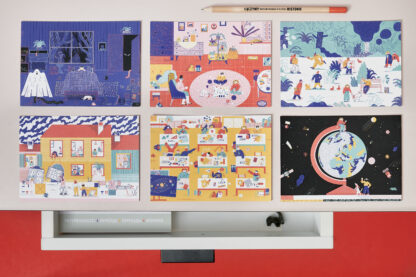 Sześć prostokątnych pocztówek leży na biurku. Nad nimi leży ołówek z napisem łączymy historie. Na pocztówkach ilustracje z wystawy Przeprowadzki.